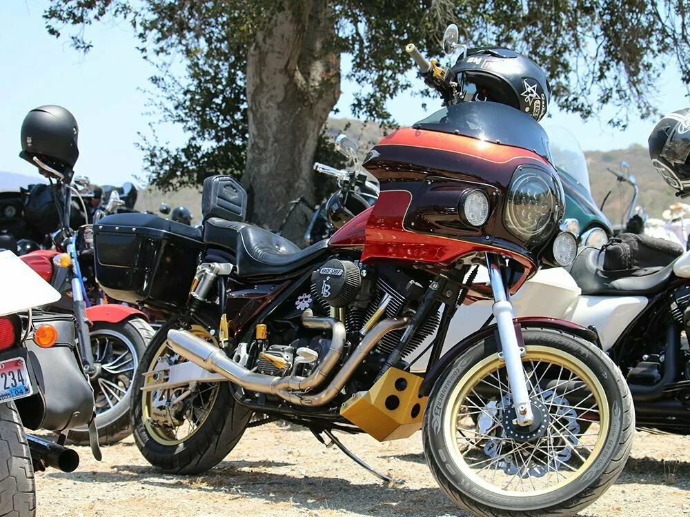 Black and red harley-davidson FXR