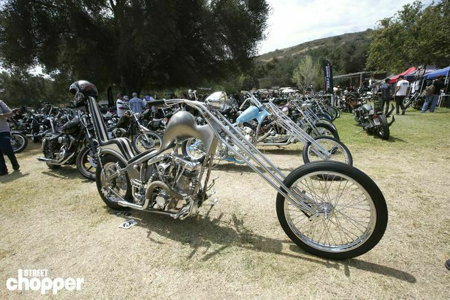 Chopper with twisted downtubes