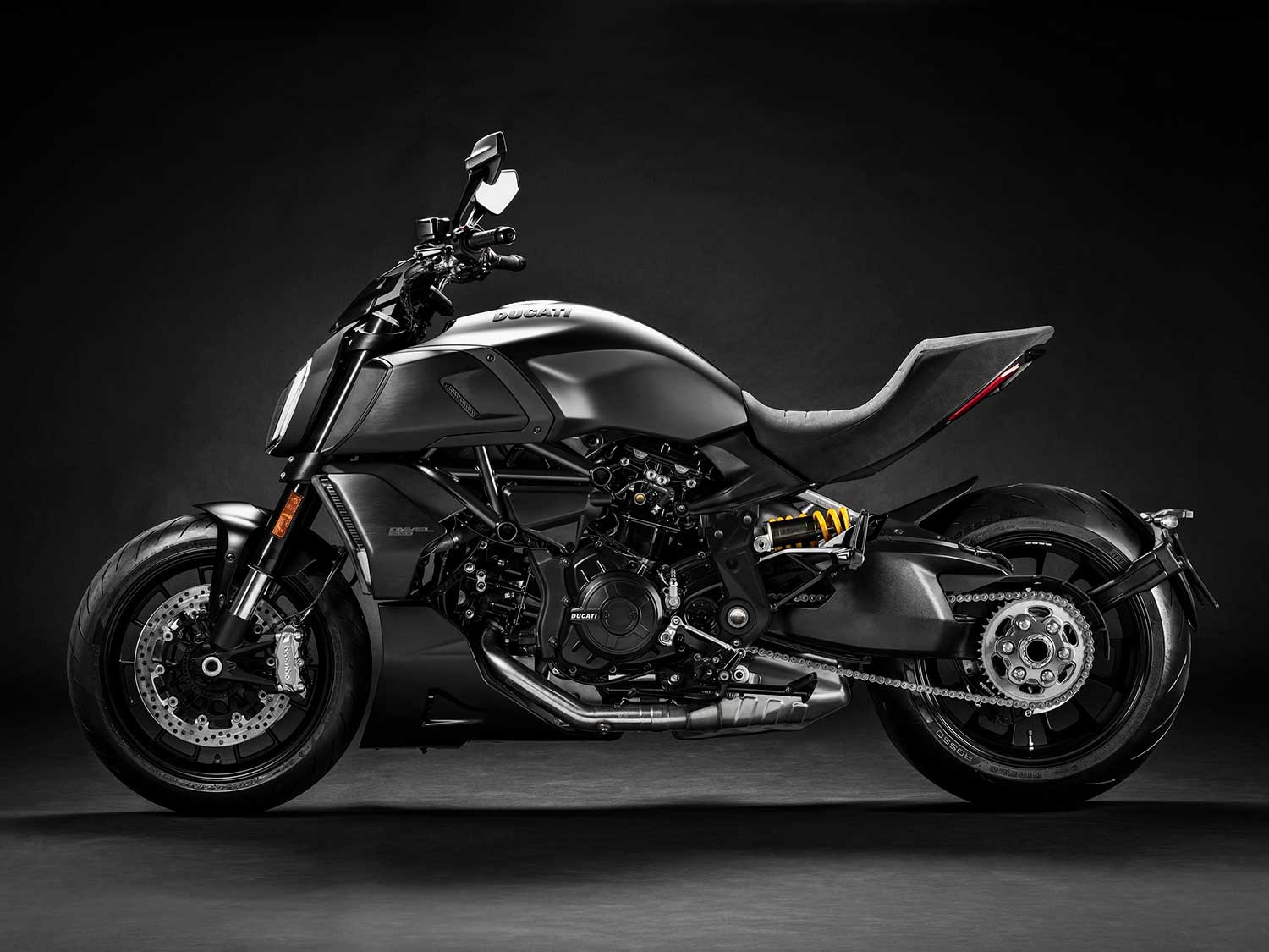 On the standard 1260 Diavel you’ll find a 50mm inverted fork and a Sachs rear shock, and for 2020, a new Dark Stealth color (or mono-color) option.