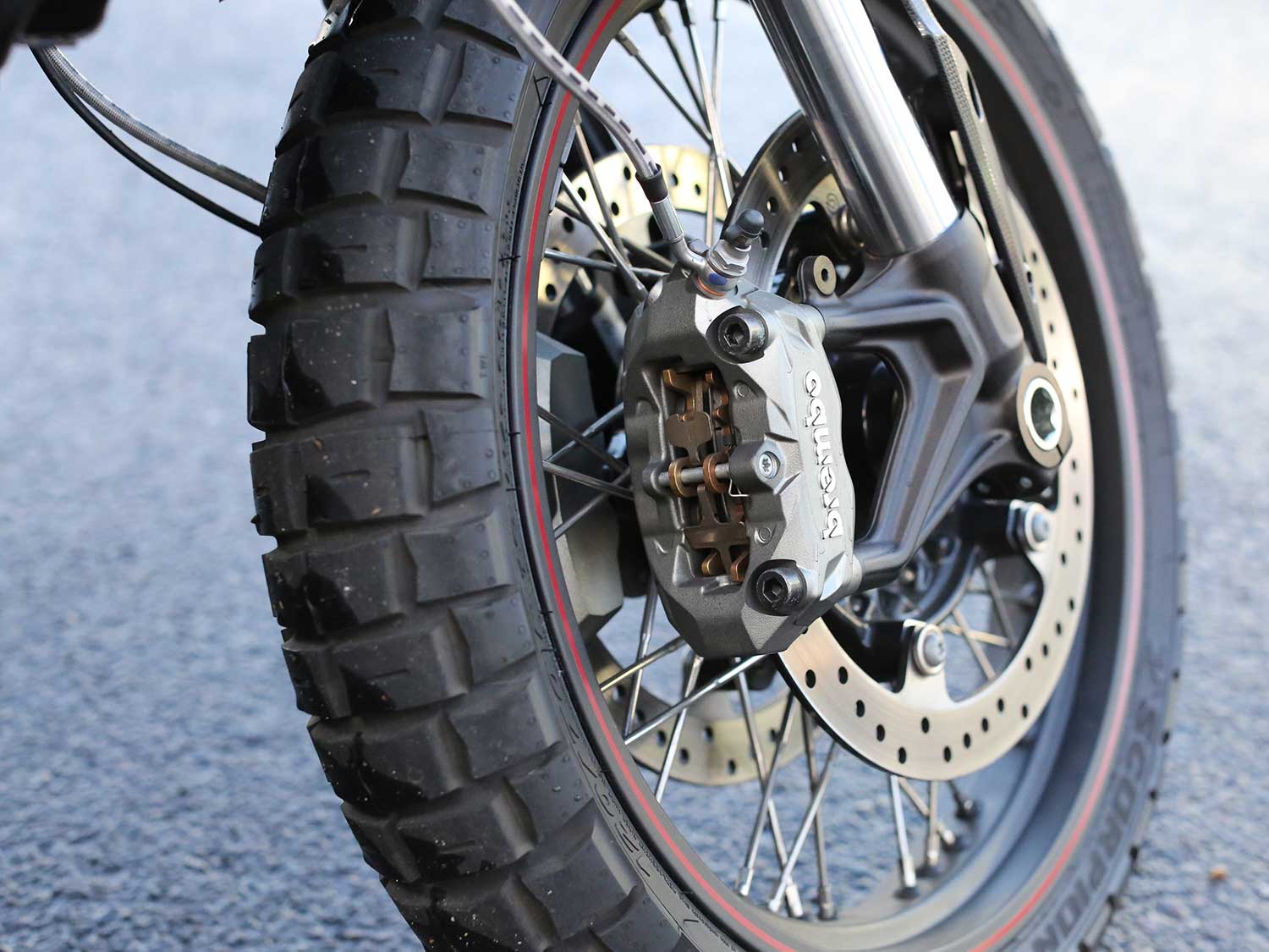 Up front, the dual floating rotors with Brembo calipers and ABS (lean-sensitive, by the way) didn’t let us down once on our occasionally slick route, with good feel and a strong, progressive bite.