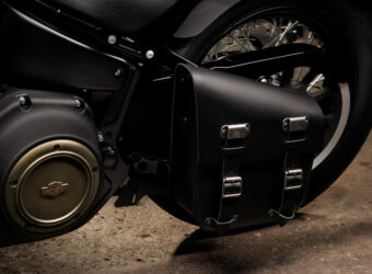 01-harley-davidson-single-sided-swingarm-bag