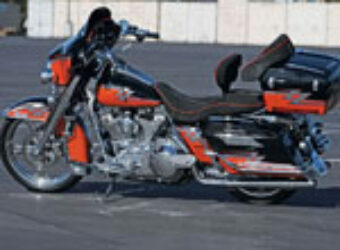 0803_hbkp_01_pl2004_harley_davidson_flhtiside_view