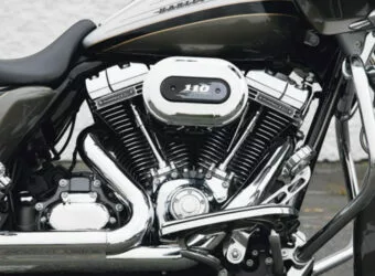 0910_hrbp_03_z2009_harley_davidson_fltr_cvo_road_glideengine_0