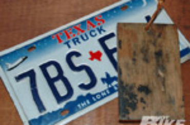 1012_hbkp_plkickstand_puck_with_texas_carriertexas_plate_plywood