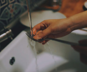 female-hand-washing-a-fork_0