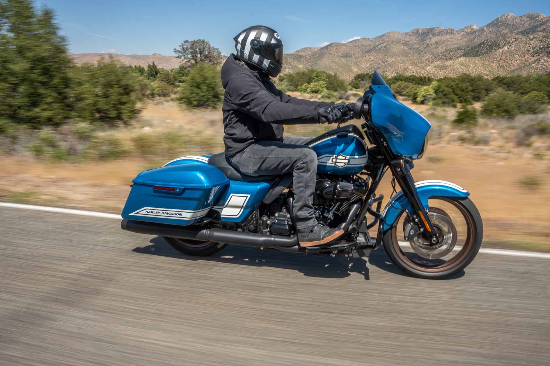 Riding Harley's new Fast Johnnie Street Glide ST 
