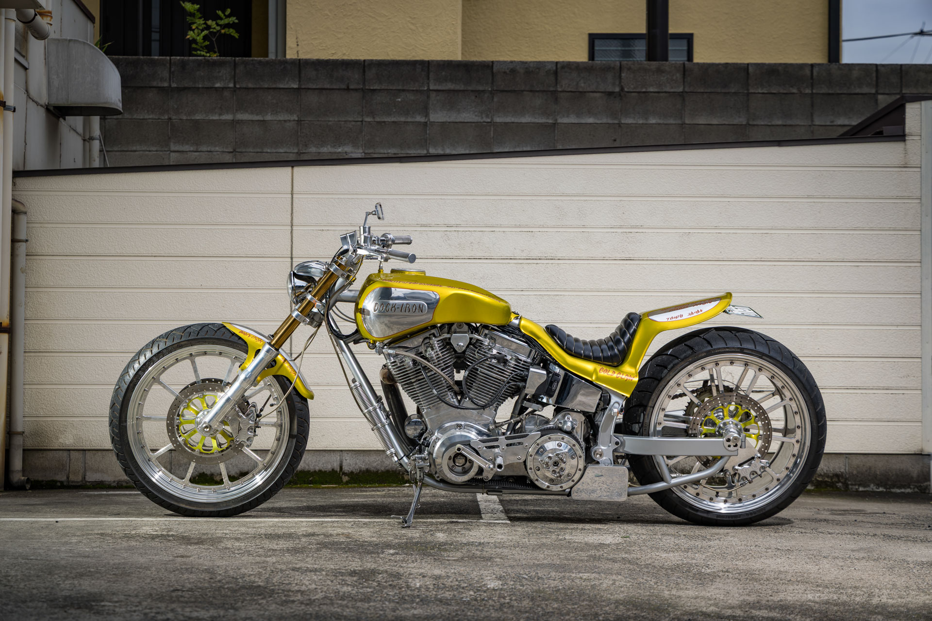 Hot-Dock Customs' Street Dragger: The Low & Long Harley Softail